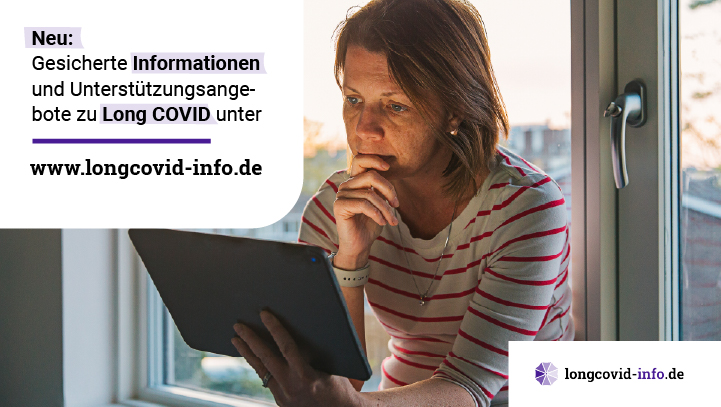 Frau betrachtet Tablet. Dazu der Text „Neu: Gesicherte Informationen und Unterstützungsangebote zu Long COVID unter www.longcovid-info.de“