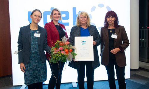 Bild der Preisverleihung mit vier Personen: Katarzyna Thabaut (NAKOS), Anabel Bornemann, Dr. Gabriele Seidel und Prof. Dr. Marie-Luise Dierks (MHH-Patientenuniversität).