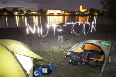 Zelte in der Nacht und der Schriftzug "MUT-TOUR"